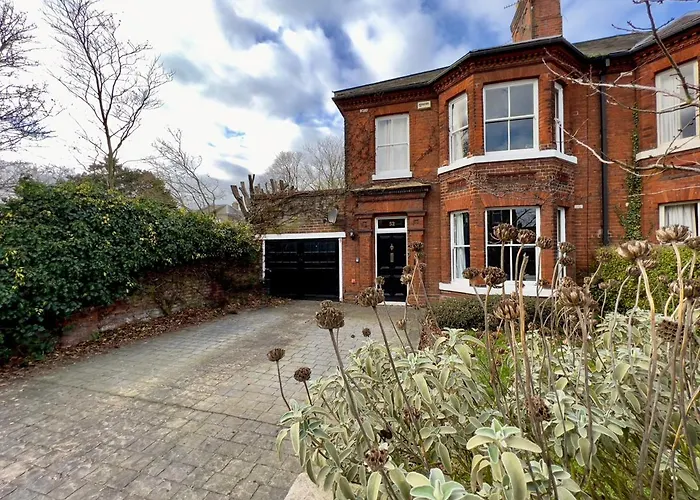 Stylish 4 Bed House With Parking In Central Norwich