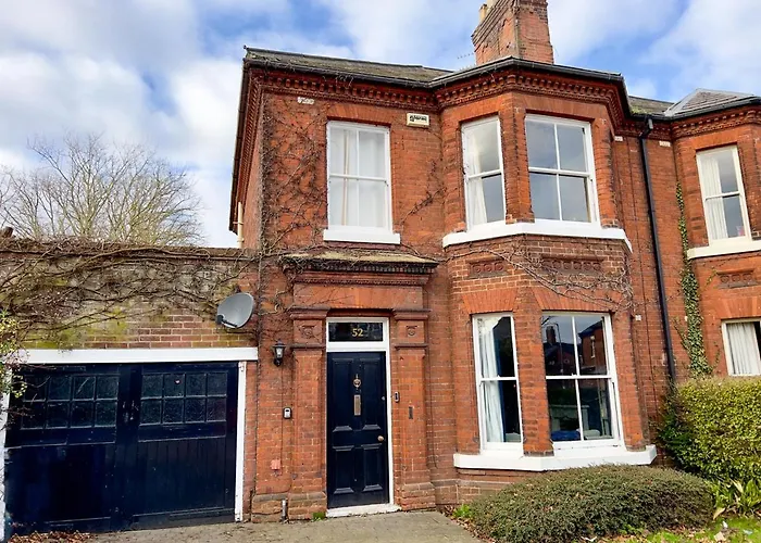 Stylish 4 Bed House With Parking In Central Norwich