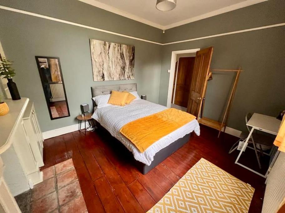 Сasa de vacaciones Stylish 4 Bed House With Parking In NWI