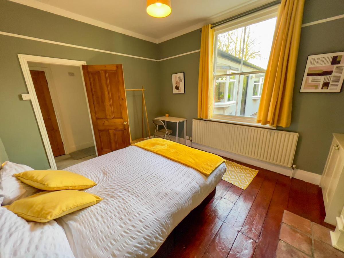 Vakantiehuis Stylish 4 Bed House With Parking In *