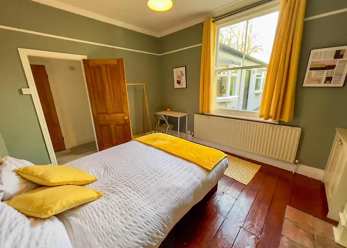 Stylish 4 Bed House With Parking In Central Norwich