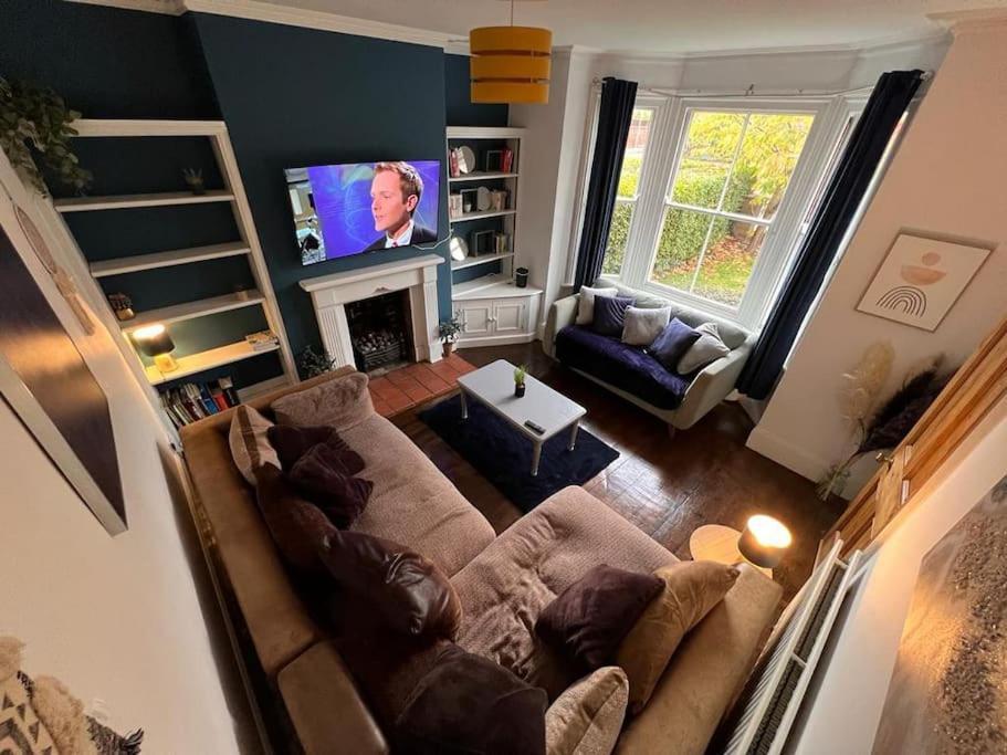 Stylish 4 Bed House With Parking In *