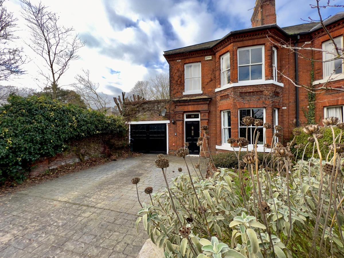 Stylish 4 Bed House With Parking In Holiday home *