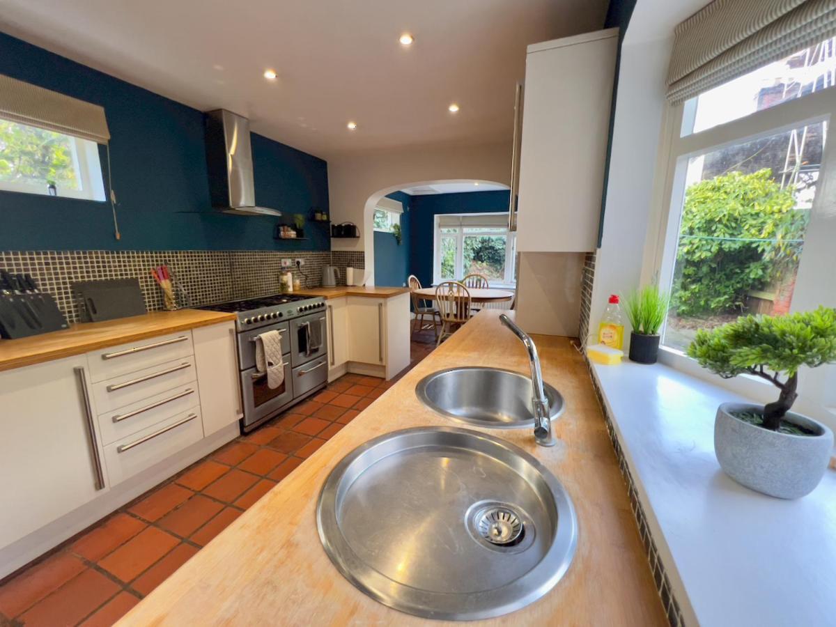 Stylish 4 Bed House With Parking In