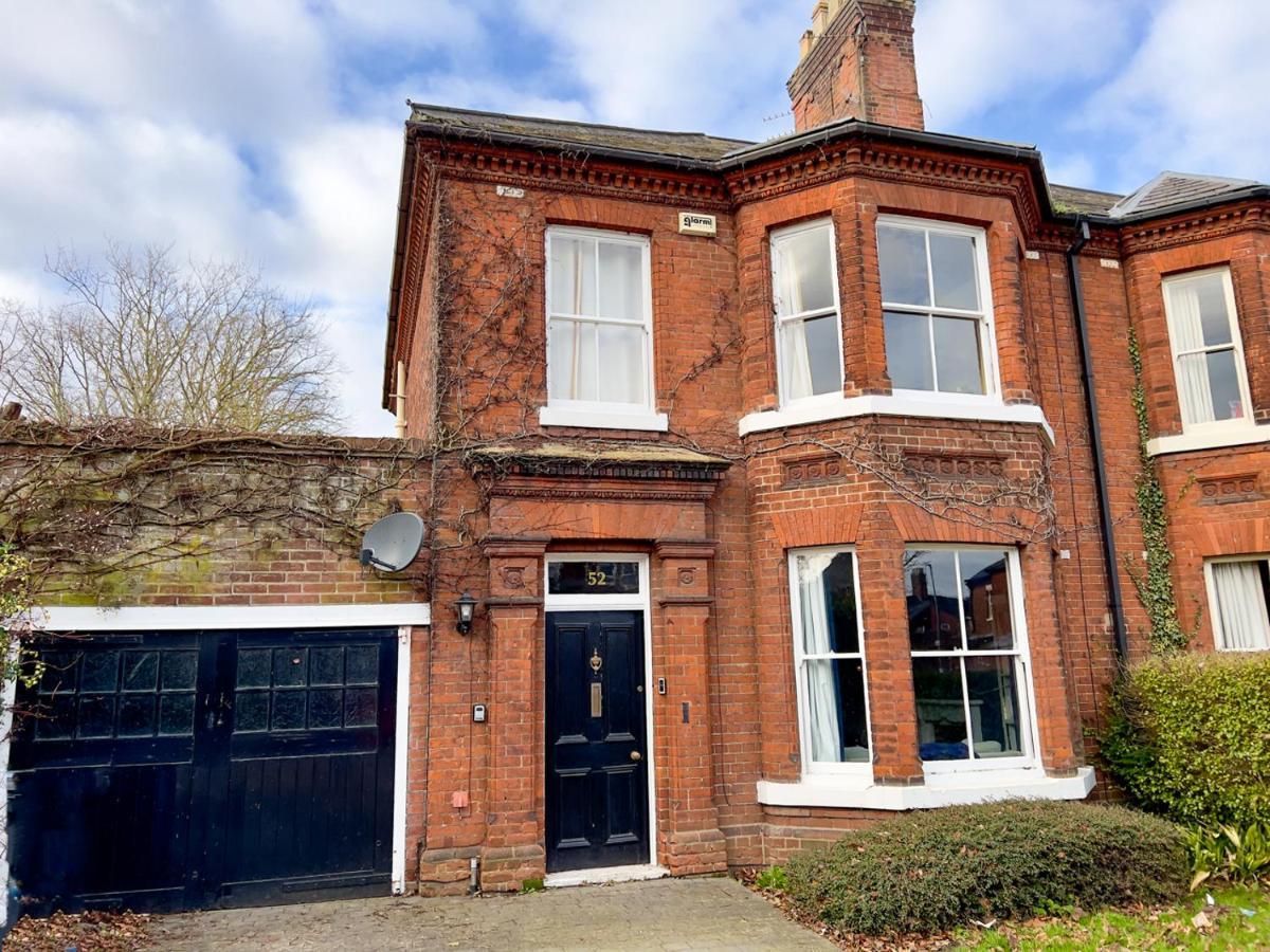 Stylish 4 Bed House With Parking In Holiday home *