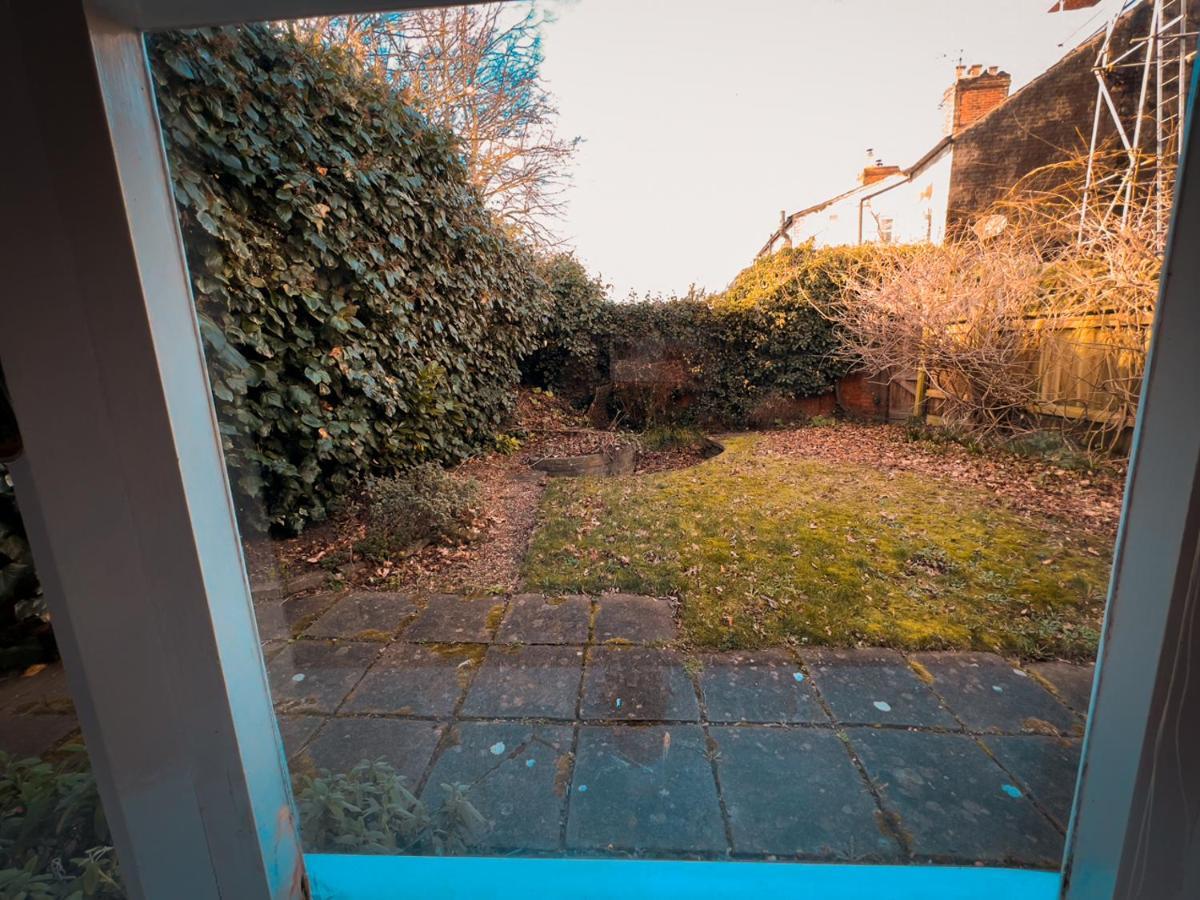 Stylish 4 Bed House With Parking In