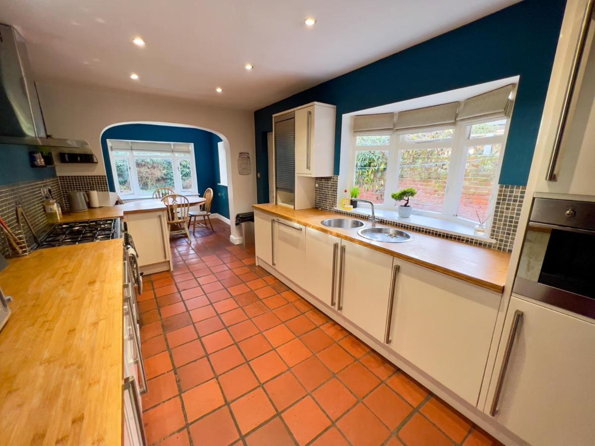 Stylish 4 Bed House With Parking In * Norwich