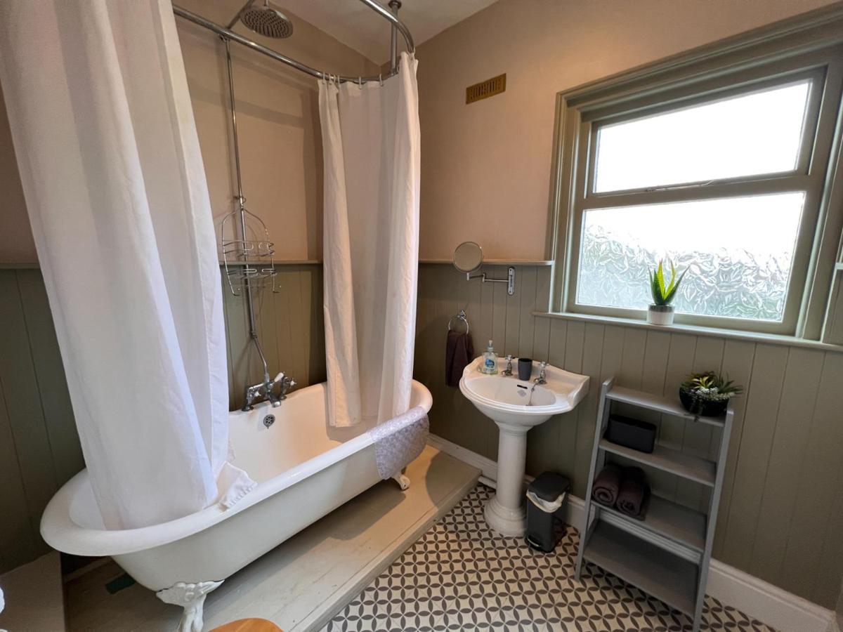 Stylish 4 Bed House With Parking In