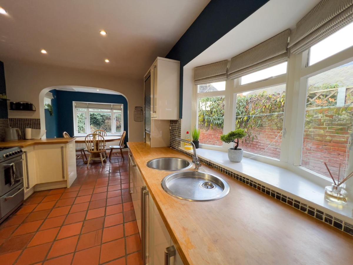 Stylish 4 Bed House With Parking In