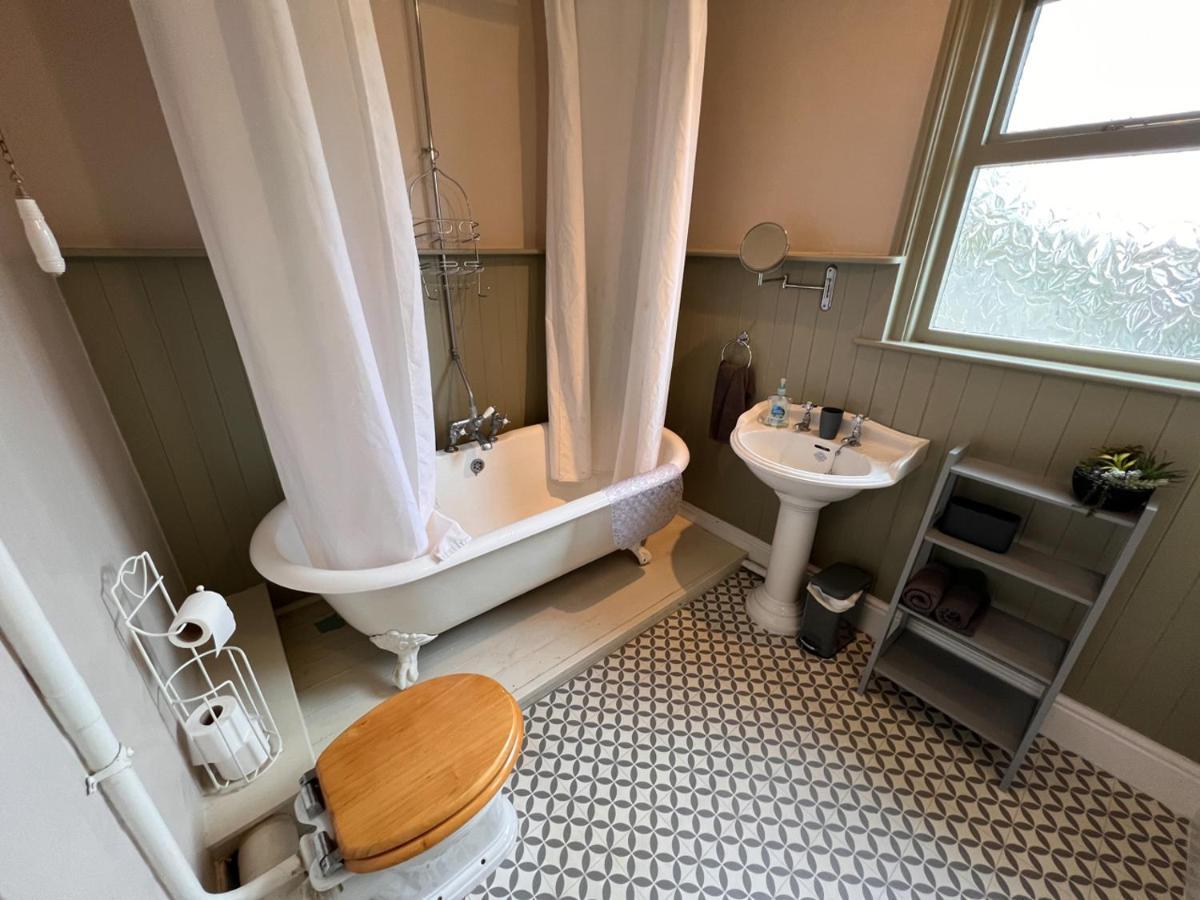 Stylish 4 Bed House With Parking In Holiday home *